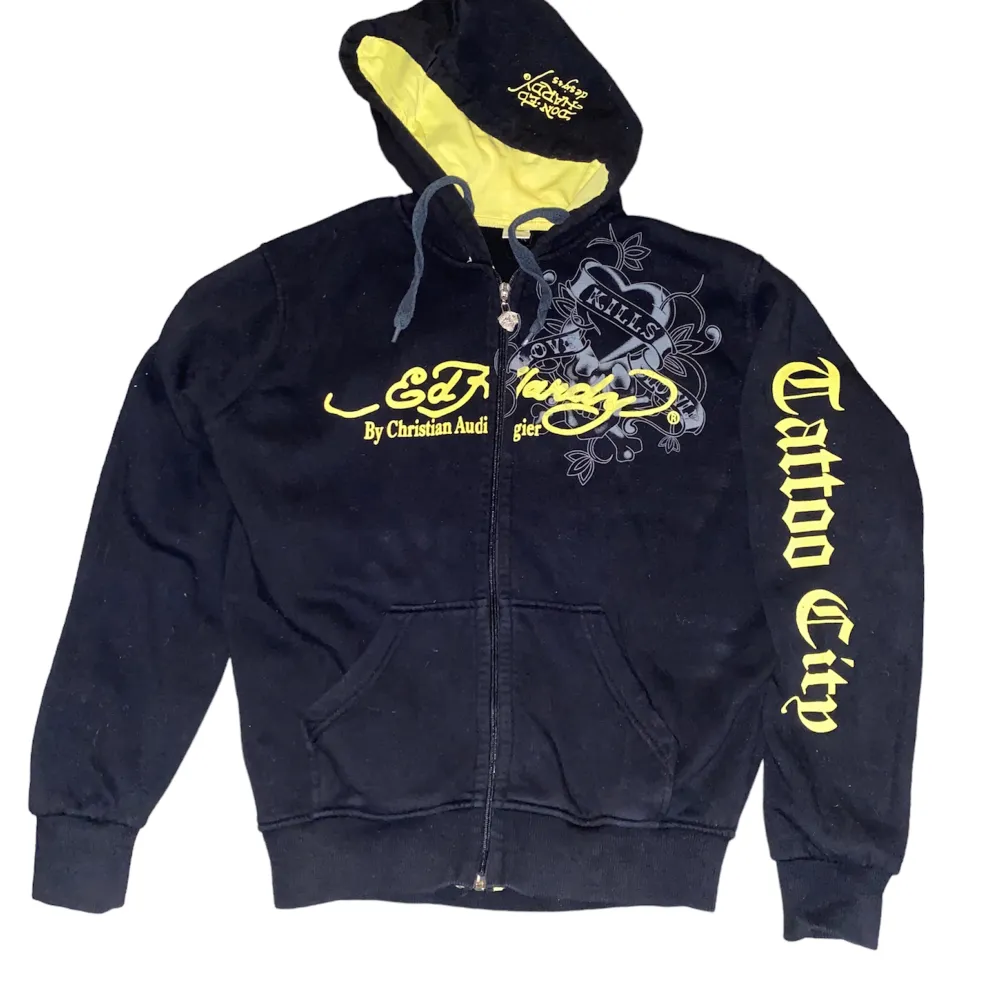 Super schysst ed hardy hoodie, typ S-M i size cond 9/10 jävligt schysst så köp köp köp . Hoodies.