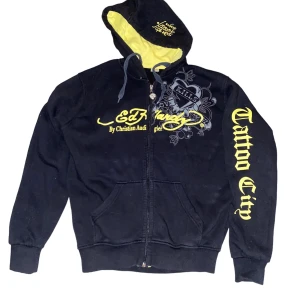 Ed hardy hoodie - Super schysst ed hardy hoodie, typ S-M i size cond 9/10 jävligt schysst så köp köp köp 