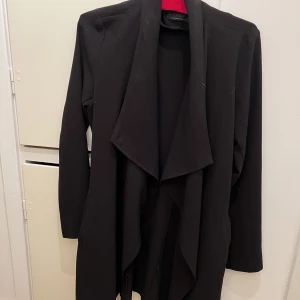 Tunn kappa - En tunn kappa liknande, väldigt skön på våren eller hösten. I fint skick, storlek S.