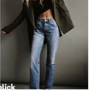 Midwaist straight jeans från Zara - Säljer nu dessa midwaist straight jeans från Zara då de har blivit försmå. De är i storleken 34 och passar mig i längden som är 168. Säljer de för 150kr+frakt💓