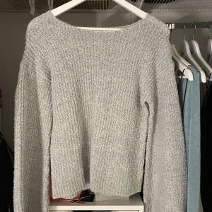 Stickad med vida ärmar - Jätteeefin stickad tröja från NAKD. Ribbad och vida ärmar. Använd fåtal gånger💕passar perfekt på mig som vanligtvis är xs-s