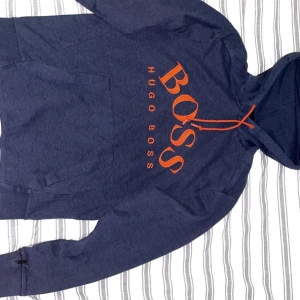 Hugo boss hoodie storlek M - Hoodie i storlek M köptes för 2 år sedan inga defekter och inte används speciellt mycket alltså är den i helt okej skick däröfr diskuteras priset mer än gärna . Nypris var 2200kr 💓(säljer åt min kille )
