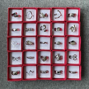 Ringar - Justerbara ringar i rostfritt stål. Ringarna finns i både guld & silver. 89kr/st. Ringbox och putsduk medkommer i paketet. Insta : @olympia.rings ❤️