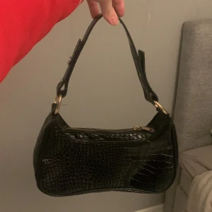 Snygg väska  - As cool väska som jag tyvärr inte får någon användning för. Den är i nyskick och har inga tecken på användning