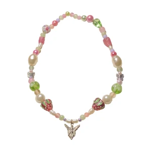 pärlhalsband  - jättefint handgjort pärlhalsband i fairycore tema gjort på en samling olika pärlor🧚🏻‍♀️🫐🍓🌸💕