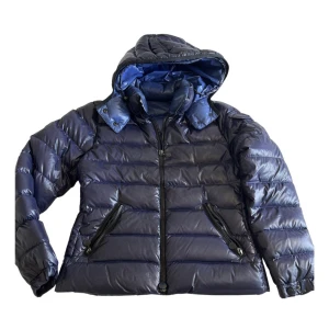 Moncler jacka - Säljer denna super fina moncler jacka i bra skick! Perfekt inför vintern. Inköptes på Vestiaire och är självklart äkta (har genomgått deras kontroll). Storlek 2 som motsvarar S/M. Det är bara att höra av sig för mer info/bilder💞 
