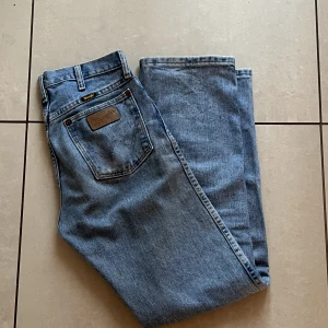 Wrangler Vintage Jeans - Jeans från Wrangler köpta second hand! Ljusblå denim färg, låg/medelhög midja. Stl 28x32. Jag är 170cm för referens. Bra skick!!