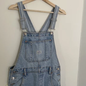 Hängselbyxor  - Säljer mina hängselbyxor, använda ca 2 ggr så i väldigt fint skick!! Köpta från pull&bear i strl M!  Bara att skriva om man vill ha fler bilder eller har frågor!!😇😇 Frakten tillkommer i priset!! 