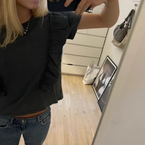 T-shirt med volanger - Grå T-shirt med volanger