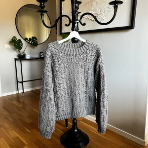 Grå stickad tröja - Tjock grå stickad tröja. Strl L/XL