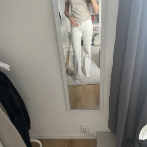 Vita jeans - Vita jeans i strl 36 och endast använda en gång💗