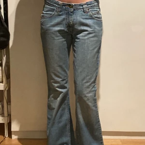 Lee jeans  - Har lagt upp ett par lika danna längre ner! Dem här är dock i en större storlek<3 perfekta i längden för mig som är ca 170. Kom privat för mått! BUDA GÄRNA!<33