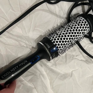 Värmeborste Björn Axén  - Super bra Värmeborste från Björn Axén. Säljer då den inte kommer till användning längre. 4