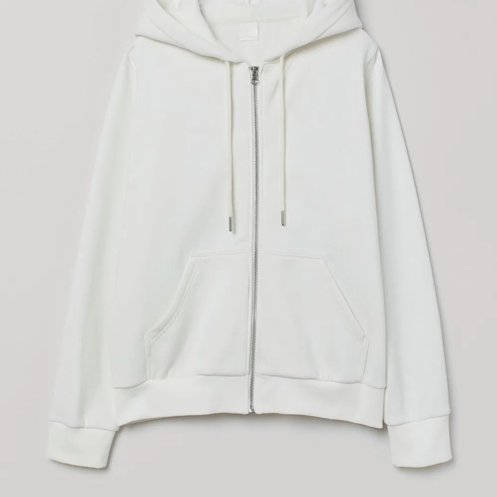 Helt ny oanvänd vit zip up hoodie i storlek L som passar M . Passar  även S om man vill ha den oversized! . Hoodies.