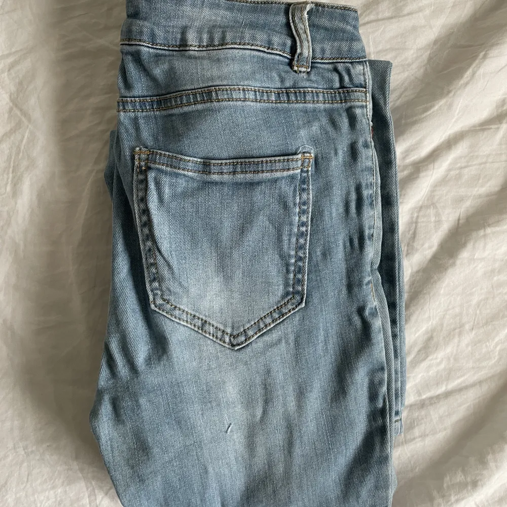 Jeans med väldigt stora hål på bägge benen  Super stretchiga och bekväma . Jeans & Byxor.