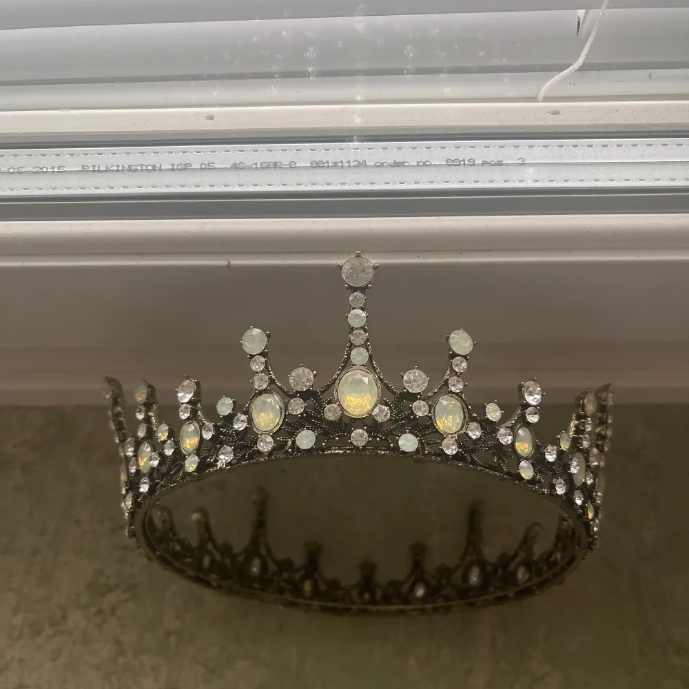  Crown you can use it for beauty pageant ,theatre and decoration I personally used it for some photo shoot. Övrigt.