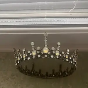  Crown you can use it for beauty pageant ,theatre and decoration I personally used it for some photo shoot
