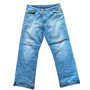 Vintage Distressed Levis 207 Straight Leg - Vintage Distressed Levis 207or med passform straight leg. Jeansen är storlek W33 L32. Jeansen är distressed och ser använda ut men är annars i bra skick. Vid fler frågor eller mått tveka inte att kontakta.