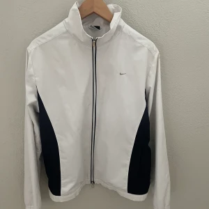 Nike vintage windbreaker - Vintage windbreaker från nike köpt i Canada på 90-talet. Size S tts. Lite smutsig på axeln (se bild 3)