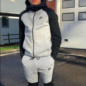 nike teech storlek s - nike teech storlek m har it använt på 1 månad typ