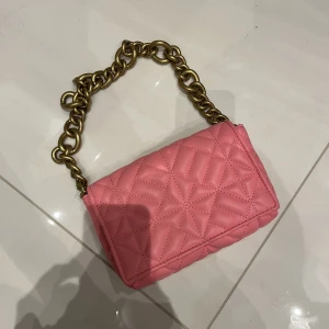 Söt väska från Zara - Söt rosa väska från Zara. 