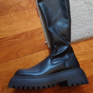 Svarta stövlar från Topshop i veganskt läder - Beställde två par, ville testa dem innan jag bestämde vilka jag skulle behålla. I stressen inför en utgång råkade jag ta på mig dem som jag inte skulle behålla - alltså dessa. Bara använda denna gång, inget slitage. 759:- originalp