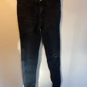 Mörkblåa levi’s jeans, 710 superskinny 