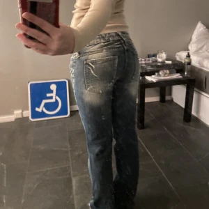 Lowwaist straight jeans från G-star - Säljer nu mina så så så fina jeans från G-star då de har blivit för små. så snygga i y2k/stockholms stil med slitningar och perfekt skick! skriv privat för mer info 💕💕
