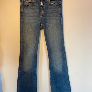 H&M jeans - Blåa jeans från H&M med bootcut nertill Regular Waist, denim Kund står för frakt, inga byten