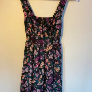 En blommig klänning med urringning framtill från H&M  Kund står för frakt, inga byten