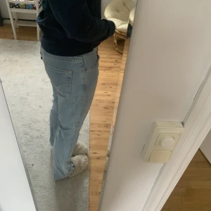 Levis jeans - As balla vintage Levis jeans i modellen 595🤩 MIDJEMÅTT: 80cm, sitter snyggt på mig som vanligtvis bär 36/S💕💕 