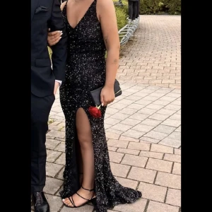 Balklänning  - Balklänning, den har slits på vänster ben. Är öppen i ryggen och har ett litet släpp