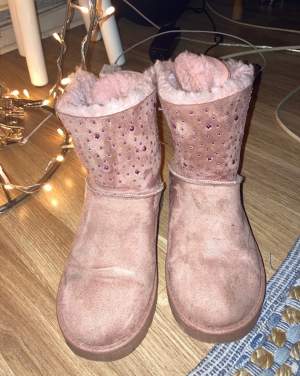 Ett par rosa skor perfekt för kalla dagarZ paljetter fram till på skon och rosa snörning baktill! Storlek 35  Hela rena då dom en kommit till användning förutom enstaka gång inomhus. Detta är då ute skor 