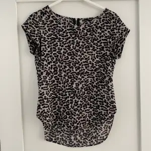 Leopard T-shirt från only i storlek S