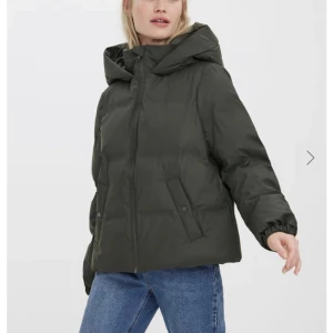 Vinter jacka  - Säljer denna vinter jacka som tål alla väder, även vattentät! Den är HELT ny och aldrig använd, säljer då jag köpte en annan jacka jag gillade mer. Köpte för 750kr och säljer för 600kr + frakt (66kr) då den är helt ny. Sitter som storlek S-M💕