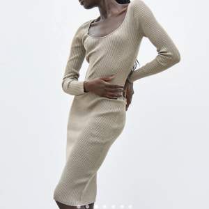 Stickad mid-klänning ifrån H&M i sådant otroligt skönt tyg. Den formar kroppen superfint och är lite tjockare, perfekt nu på vintern! Använd 1 gång och säljes pga har en svart jag använder mer! 