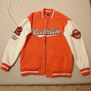 Varsity jacka - Varsity jacka storlek medium, närstan perfekt skick använt endast några gånger 