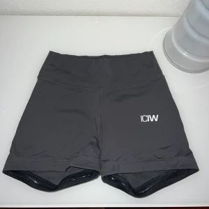 Träningsshorts Iciw - Gråa sparsamt använda träningsshorts från I Can I Will i storlek Xs