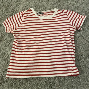 Randig tröja  - Fin randig tröja från Zara. Ny pris ca 200 mitt pris 40 kronor plus frakt ☺️