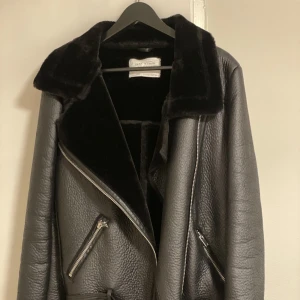 Svart Zara jacka - En jacka från Zara, helt oanvänd = nyskick. En S. Passar en 36/38. 