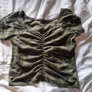 Topp - Älskar den💕  Kommer inte ihpg vart jag köpt den för  lappen är borttagen  Storleken skulle jag gissa på är M  Kan även skickas på post