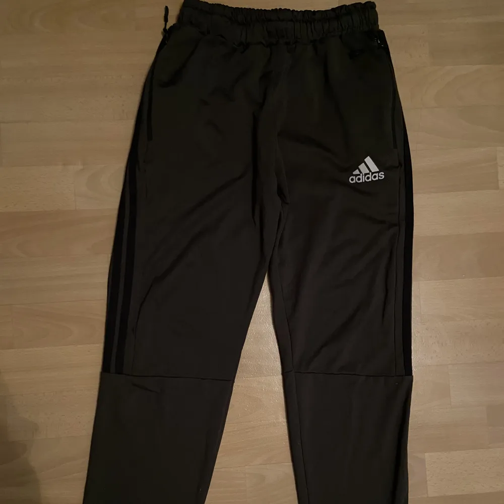 Säljer denna fina Adidas set för passar inte längre.. Övrigt.