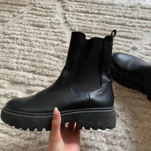 Snygga höst/vinter boots från Ginatricot i storlek 37