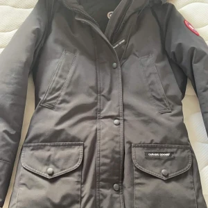 Canada goose trillium xs - Mycket välvårdad och varm jacka från canada goose i modellen Trillium. Svart i storlek xs med äkta päls. Passar upp till s utan problem.  Skriv inte om du inte är intresserad av att köpa och försök inte pruta ner den till halva priset.. 🙏