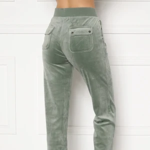 Juciy (köparen står för frakt) - Säljer mina juicy byxor då dom  inte passar min pass form och jag behöver pengar. Nästa nya använda några få gånger i skolan  annars oanvända. Lite långa på mig som är 162 som brukar ha s.