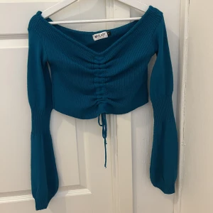 Stickad topp - Off-shoulder stickad tröja från Madlady. Väldigt stretchig så att den passar S också. Är lite nopprig i övre delen av ärmarna. Men det går bort med noppbortagare :)