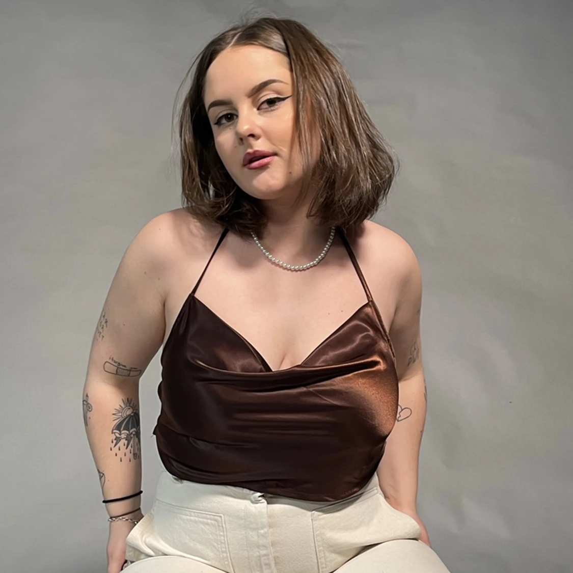 Brun satin topp med öppen rygg 