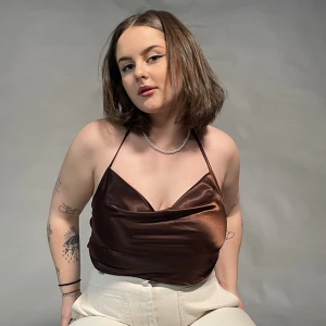 Brun satin topp med öppen rygg  - Använd 1-2 gånger, som ny och sitter bra på kroppen! Köparen står för frakten<3