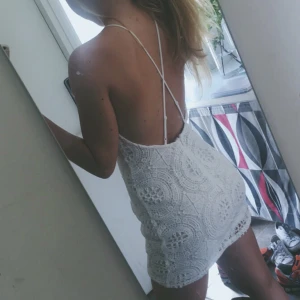 Studentklänning från Forever21  - Finaste studentklänningen / skolavslutning med öppen rygg!  storlek M (liten i storlek) från Forever21. Endast använd på studenten. Säljer för 50:-