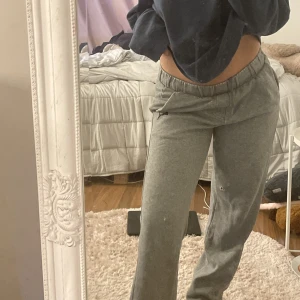 Puma mjukisbyxor  - Lågmidjade Puma mjukis som är vida i benen ❤️